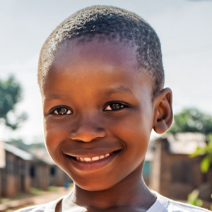 Afrikanisches Mädchen mit Geschenk